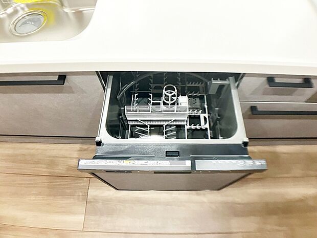 【食器洗浄乾燥機】 食洗機付きで、食後の食器洗いの手間を軽減できるため、片付けにかかる時間を短縮しやすくなります。まとめて洗浄できるため家事負担を減らしやすく、食後の片付けもスムーズに行えます。