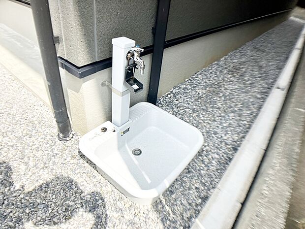 玄関横に立水栓があるので、お庭の水やりや洗車、外まわりのお掃除もスムーズ。夏にはお子様の水遊びにも活用でき、屋外でのさまざまなシーンで便利に使える、うれしい設備です。