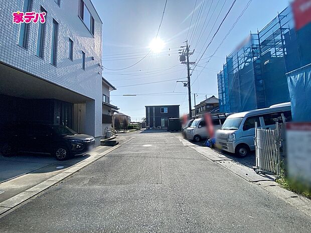 前面道路:南側約6m幅。 車の通行や駐車もゆとりを持って行える広さです。毎日のお出かけやお買い物の際もスムーズで、運転が苦手な方でも安心して車の出し入れができます。ぜひ現地でご体感ください!