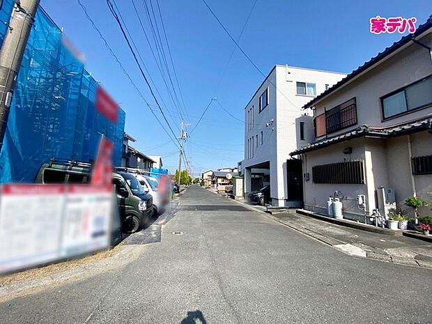 前面約6ｍ幅の道路に面しており、通行や駐車の際に余裕がある広さです。運転が苦手な方でもラクラク！ 