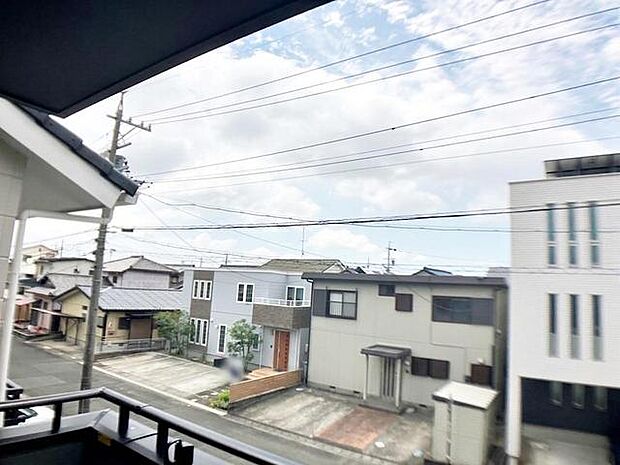 バルコニーからは閑静な街並みを望むことができ、外の空気を感じながら過ごせるスペースです。日常の中で外の景色を眺めることで気分転換もしやすく、ほどよい開放感も感じられます。