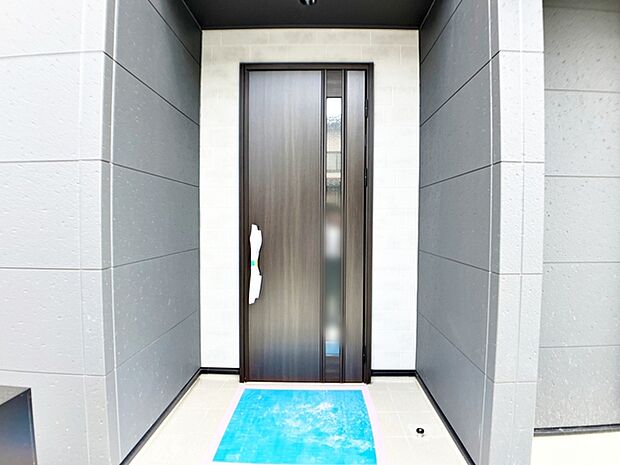 【玄関】 雨の日でも出入りの際に濡れにくい玄関ポーチです。玄関前で傘を開いたり閉じたりしやすく、荷物が多い日でも落ち着いて出入りできます。毎日の暮らしを快適にしてくれる、うれしいポイントです。