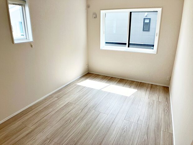 【洋室6帖】 お子様にとっての初めての「自分の部屋」としても使いやすく、学習机やベッドの配置もしやすい広さがあります。将来的には個室としても使いやすく、生活スタイルの変化にも対応しやすいのが特徴です。