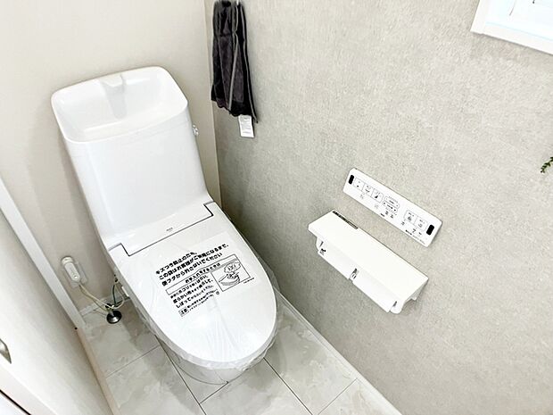 【トイレ】 各フロアに1か所ずつシャワー機能付きトイレを設置しており、朝の忙しい時間帯でもスムーズに利用できるため、混雑の軽減にもつながります。