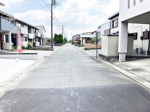 前面道路:南側約6m幅、西側約6m幅。 車通りも比較的少なく、落ち着いた住環境が魅力です。