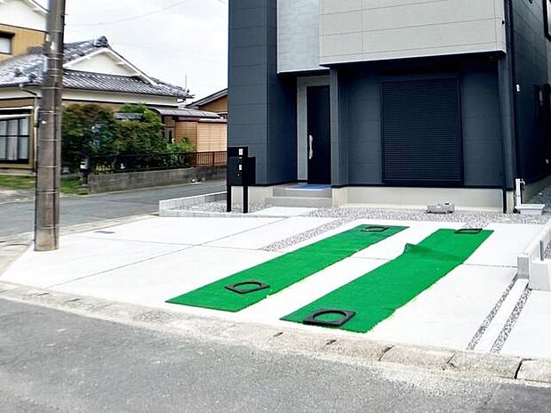 並列2台駐車可能なゆとりあるカースペース。玄関の目の前まで車を寄せられるので、雨の日や荷物が多い日も移動がスムーズ。毎日のお買い物やお出かけの際にも便利で、使い勝手の良い駐車スペースです。