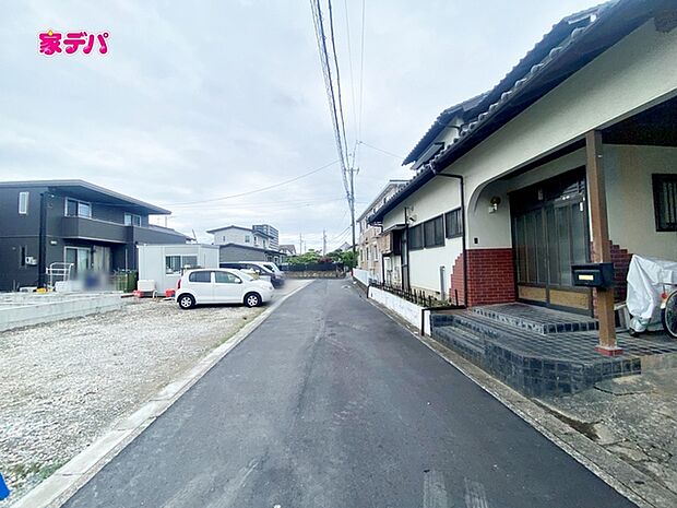 前面道路は見通しが良く、車の移動もスムーズに行えます。