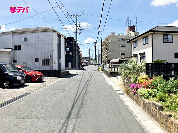 前面道路はゆとりの6ｍ!車通りが少なく、駐車が苦手な方でも安心の道路幅です 