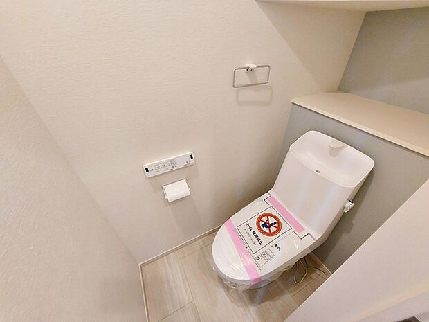 【トイレ】 各フロアに1か所ずつシャワー機能付きトイレを設置しており、朝の忙しい時間帯でもスムーズに利用できるため、混雑の軽減にもつながります。