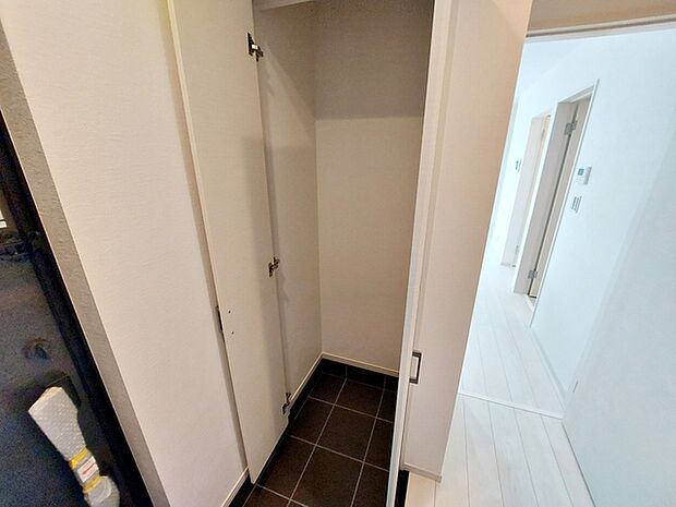 屋内に持ち込みたくない荷物を保管できるため、室内を汚さずに使い分けができます。靴や雨具なども一か所にまとめられ、片付けもスムーズです！外出用品の一時置きとしても使いやすく、日常の整理に役立ちます。 