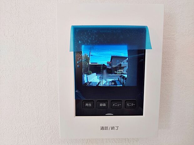 【ＴＶモニター付きインターホン】 留守中の訪問者も映像で確認できるため、帰宅後に来客状況を把握しやすくなります。録画機能があり不在時の来訪記録も残るので、安心して外出しやすくなります。 