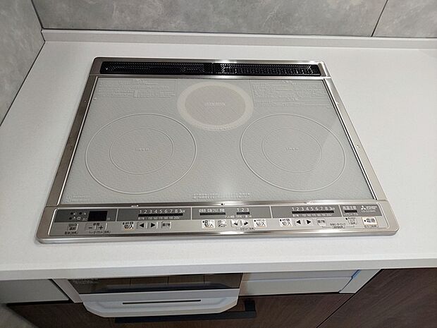【IHクッキングヒーター】 火を使わないので調理中の火の立ち上がりがないため安心して使用できます。天板がフラットで拭き取りやすく、油はねや吹きこぼれの掃除もしやすいです。 