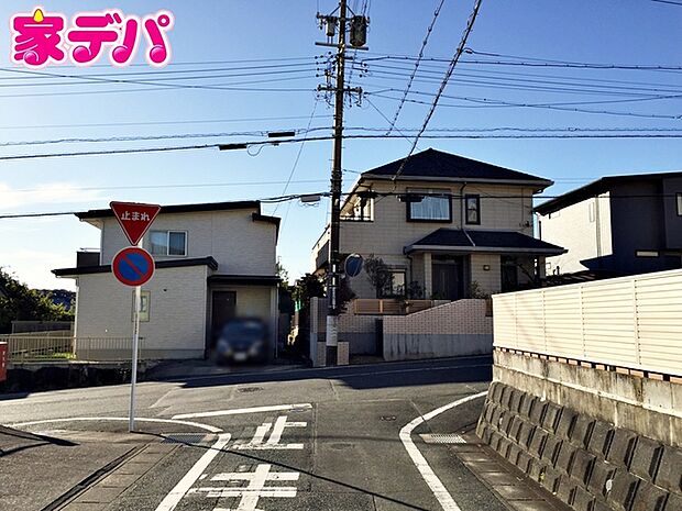 前面道路は車通り少ないのでお子様も安心して暮らせる環境です