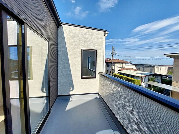 【バルコニー】 陽当たりの良いバルコニーで、晴れた日には洗濯物も気持ちよく乾きます。日中は明るい日差しが差し込み、外干しに使いやすいスペースです。
