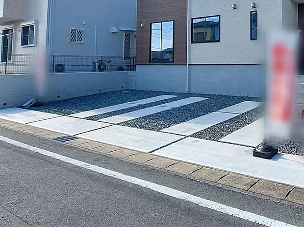 駐車場は4台分(車種による)を確保し、並列で駐車できます。車同士の入れ替えが不要なので、毎日の車の出し入れもスムーズ。駐車しやすく、お車をよく利用する方にも使い勝手の良い駐車スペースです。