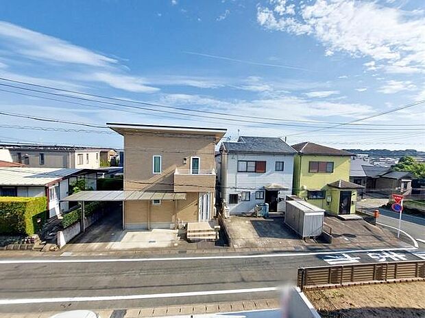 バルコニーからは閑静な街並みを望むことができ、外の空気を感じながら過ごせるスペースです。日常の中で外の景色を眺めることで気分転換もしやすく、ほどよい開放感も感じられます。 