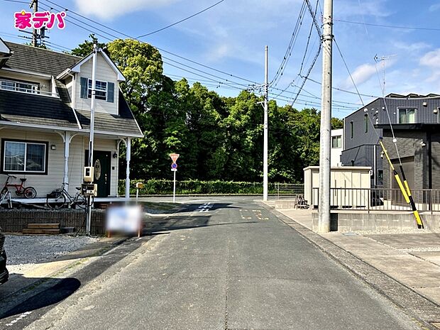 前面道路はゆとりの6m!車通りが少なく、駐車が苦手な方でも安心の道路幅です