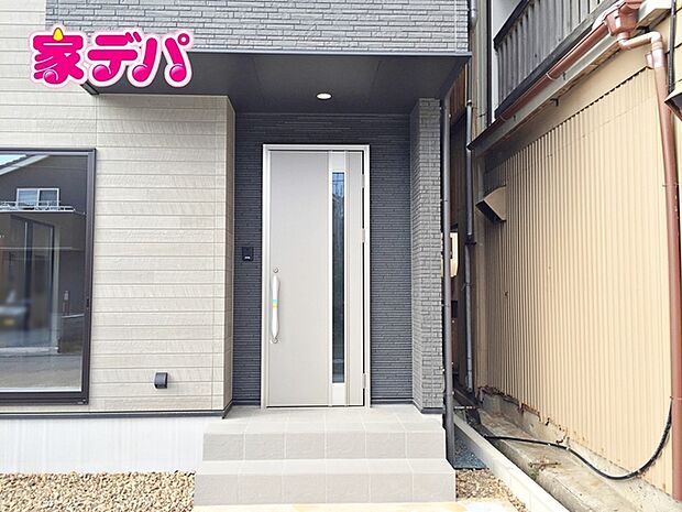 庇が広く、雨にも濡れにくい玄関ポーチ