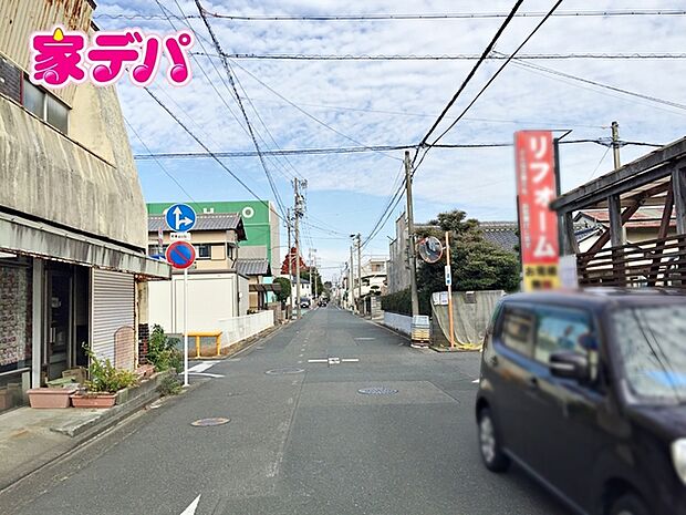 前面約6.5m幅の道路に面しており、通行や駐車の際に余裕がある広さです。運転が苦手な方でもラクラク!