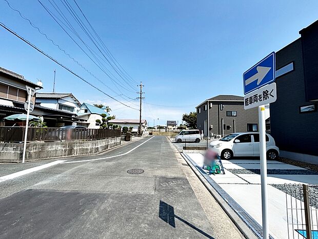 前面道路:公道北側約6m幅。前面道路はゆとりの6m!車通りが少なく、駐車が苦手な方でも安心の道路幅です