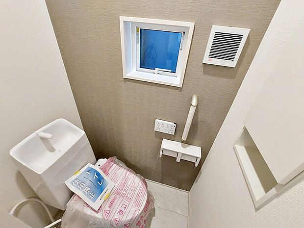 【トイレ】 各フロアに1か所ずつシャワー機能付きトイレを設置しており、朝の忙しい時間帯でもスムーズに利用できるため、混雑の軽減にもつながります。