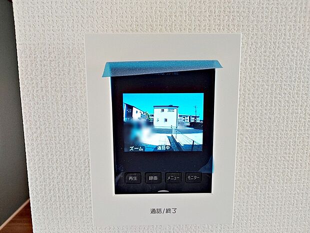 【ＴＶモニター付きインターホン】 留守中の来訪者画像を自動で録画・保存できる録画機能を内蔵。防犯性に優れた安心のシステム。スッキリとしたデザインで、誰でも簡単に操作していだけます。