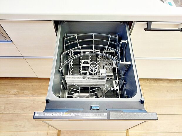 【食器洗浄乾燥機】 高温での洗浄により、手洗いでは落としにくい油汚れや細かな汚れも落としやすく、衛生的に管理できます。まとめ洗いができるため、洗い物の回数を減らしながら効率よく片付けが進められます。