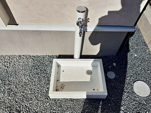 立水栓があるので、お庭の水やりや洗車、外まわりのお掃除もスムーズ。夏にはお子様の水遊びにも活用でき、屋外でのさまざまなシーンで便利に使える、うれしい設備です。
