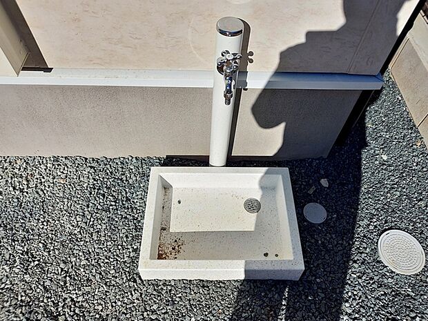 立水栓があるので、お庭の水やりや洗車、外まわりのお掃除もスムーズ。夏にはお子様の水遊びにも活用でき、屋外でのさまざまなシーンで便利に使える、うれしい設備です。