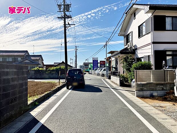 静かな住宅街で、車の出入りもスムーズです。 