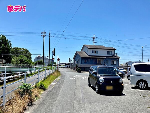 静かな住宅街で、車の出入りもスムーズです。