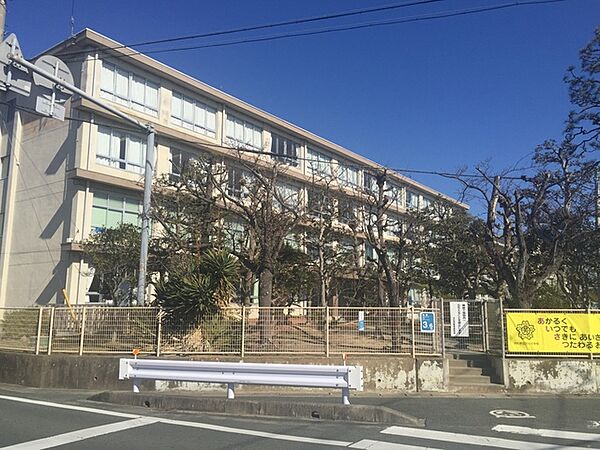 芳川小学校（330m）