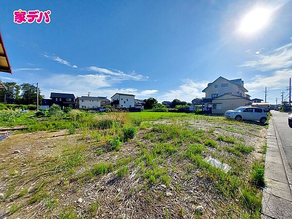 現地や周辺環境も一緒にご確認いただけます。現地ご案内いたします。お気軽にお問合せください。左側の土地になります。