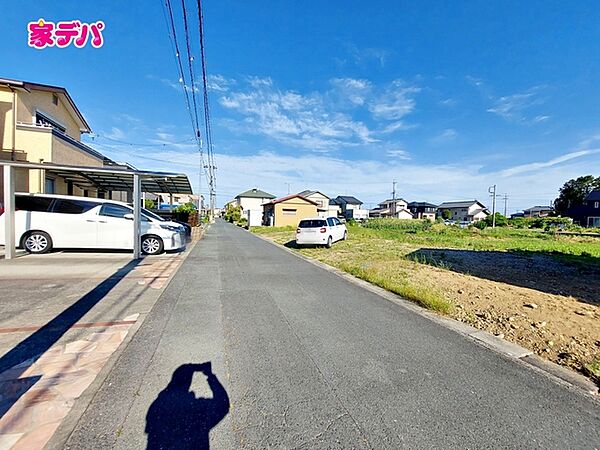 前面道路は見通しが良く、車の移動もスムーズに行えます。