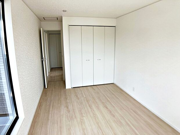 【洋室8帖】 しっかりとした大きさのクローゼットを備えており、衣類や日用品などをすっきりと収納できます。