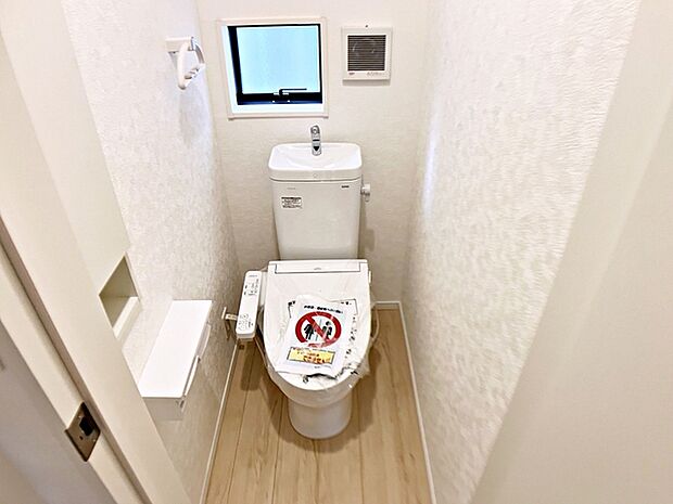 【トイレ】 各フロアに1か所ずつシャワー機能付きトイレを設置しており、朝の忙しい時間帯でもスムーズに利用できるため、混雑の軽減にもつながります。