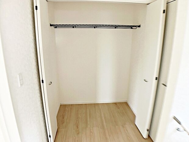 【2階ホール収納】 廊下に設けられた収納で、日用品や掃除用品などをまとめて保管できるため、必要な時にすぐ取り出せます。