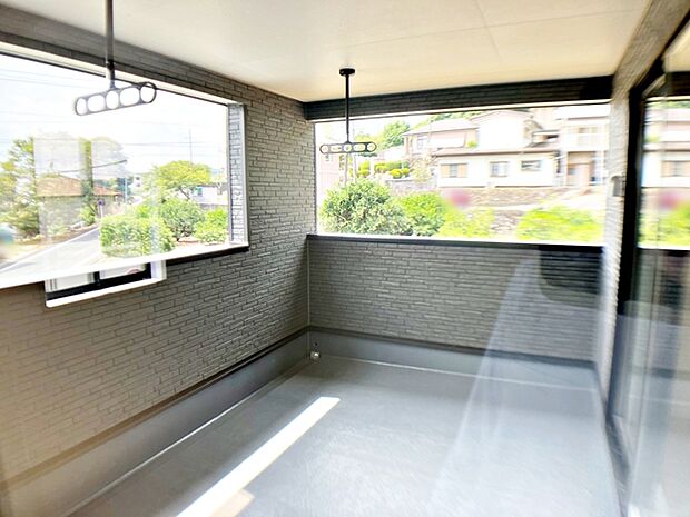 【インナーバルコニー】 2部屋からアクセス可能なインナーバルコニーです。急な雨の日でも洗濯物が濡れにくく、安心してお使いいただけます。