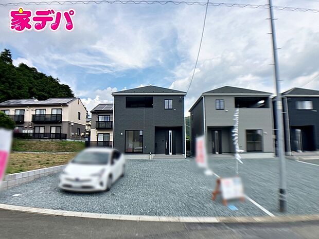 広々3台以上駐車可能なカースペースを確保！ご家族それぞれがお車をお持ちの場合はもちろん、お友達やご親族が遊びに来た際にも困りません。来客時にも安心してお迎えできる、ゆとりのある駐車スペースです。 