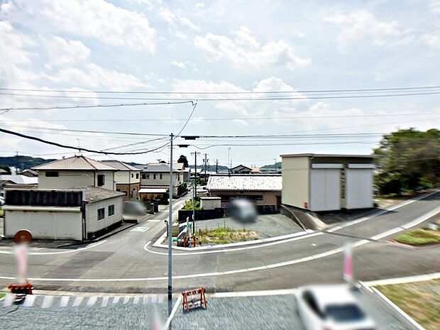 バルコニーからは閑静な街並みを望むことができ、外の空気を感じながら過ごせるスペースです。日常の中で外の景色を眺めることで気分転換もしやすく、ほどよい開放感も感じられます。 