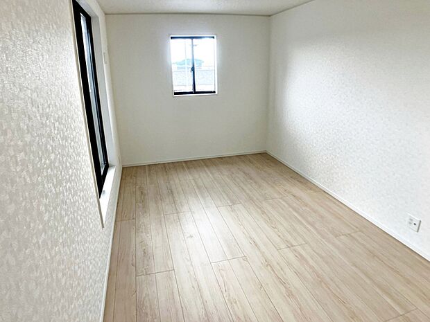 【洋室8帖】 二面採光で明るく風通しの良い居室です。自然光がしっかり入り、日中も心地よく過ごせるのが魅力です！さらにペアガラスを採用しており、断熱性・遮熱性に配慮され、結露の軽減にもつながります。  