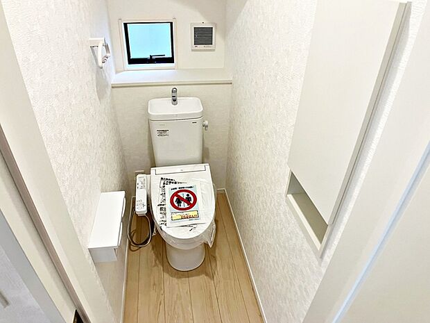【トイレ】 1階・2階ともにシャワー機能付きトイレを設置しています。小窓付きのため換気もしやすく、空気の入れ替えがスムーズに行えるのもポイント。