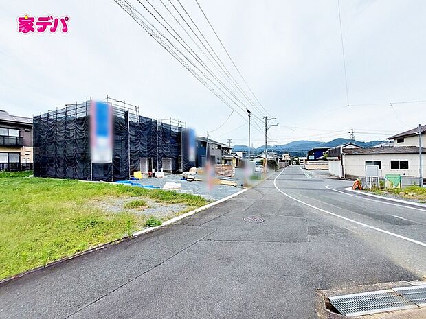 【新築分譲全4棟】ご成約キャンペーン実施中。詳細はスタッフまでお問合せ下さい。(左から2番目)