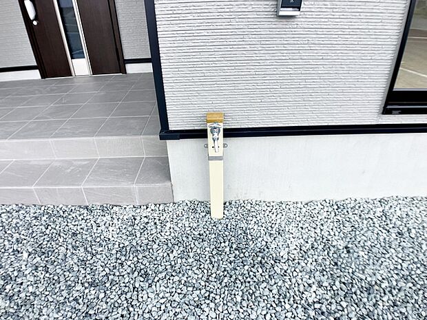 玄関横に立水栓があるので、お庭の水やりや洗車、外まわりのお掃除もスムーズ。夏にはお子様の水遊びにも活用でき、屋外でのさまざまなシーンで便利に使える、うれしい設備です。 
