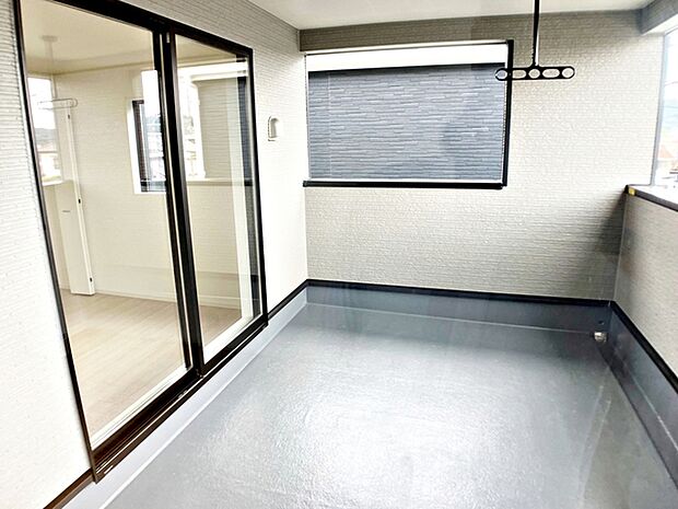 【インナーバルコニー】 2部屋からアクセス可能なインナーバルコニーは屋根があるため、天候に左右されずにお使いいただけます。急な雨の際でも洗濯物が濡れにくく安心で、天気を気にせず外干しができるのも魅力。