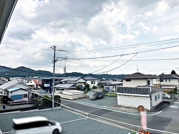 バルコニーからは閑静な街並みを望むことができ、外の空気を感じながら過ごせるスペースです。日常の中で外の景色を眺めることで気分転換もしやすく、ほどよい開放感も感じられます。 