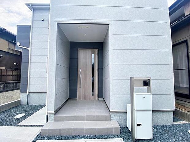 【玄関】 玄関が深い位置にあるので雨に濡れることなく身支度ができます