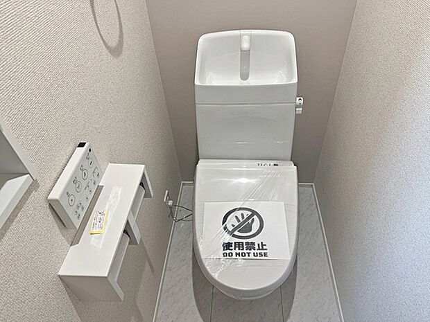 【施工例】多機能な温水洗浄便座付きでお掃除がしやすい、清潔なトイレです  