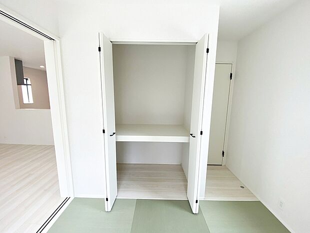 ちょっとした着替えやお子様のお昼寝用具などを収納するのに便利な和室収納です。