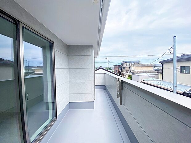【バルコニー】 2部屋から出入り可能な陽当りの良い広々ワイドバルコニー！  